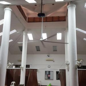 китайский тренажерный зал использовать гигантский потолочный вентилятор