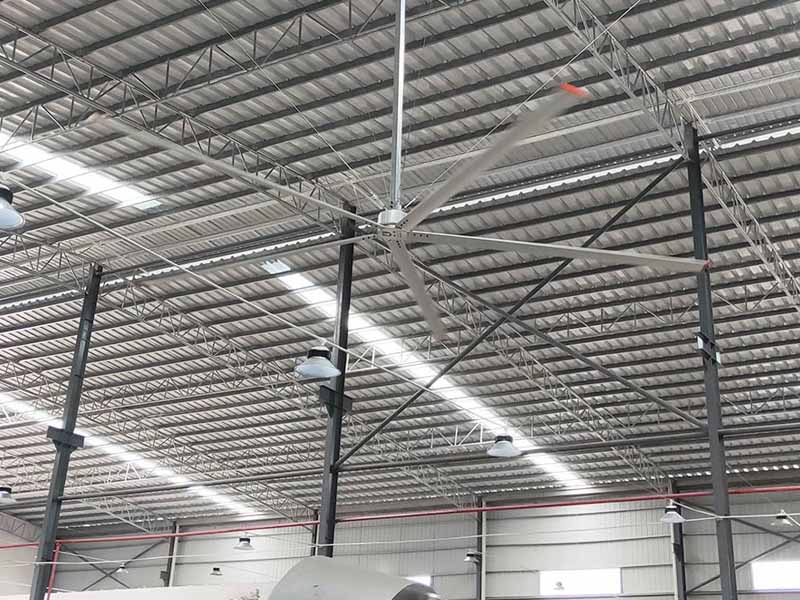 на корейском складе установлен низкоскоростной потолочный вентилятор большого объема